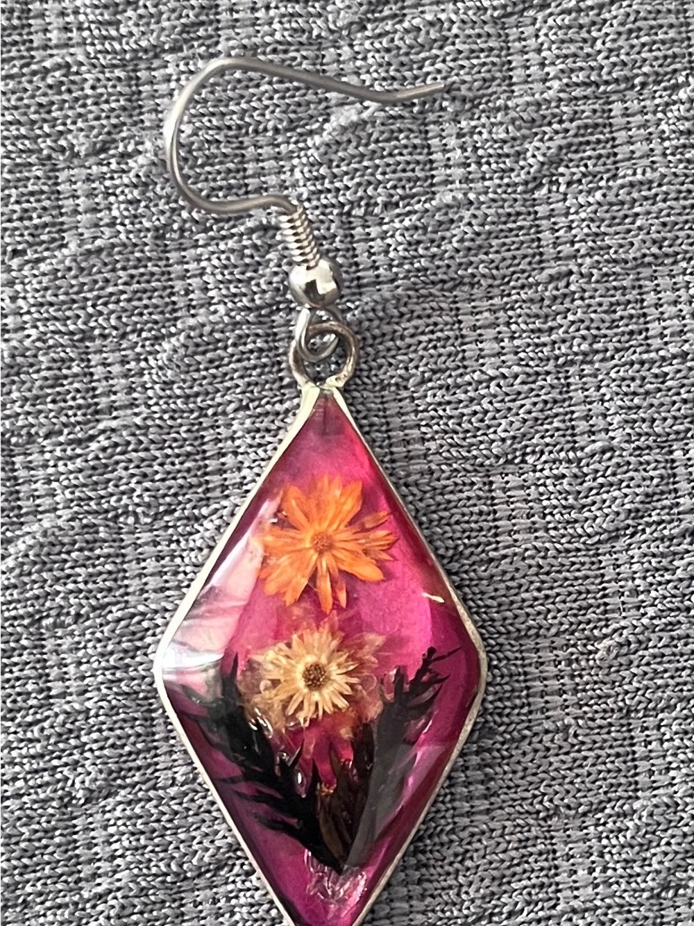 Vintage 2000s Magenta Pressed Flower Resin Diamond Dangle Earrings Y2K Indie - Picture 3 of 7